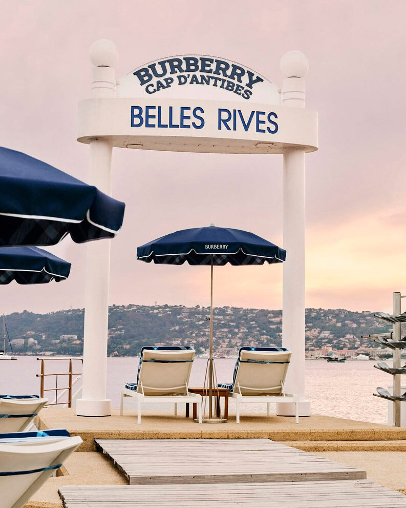 Burberry Takeover: Check Azul en Riviera (2026)