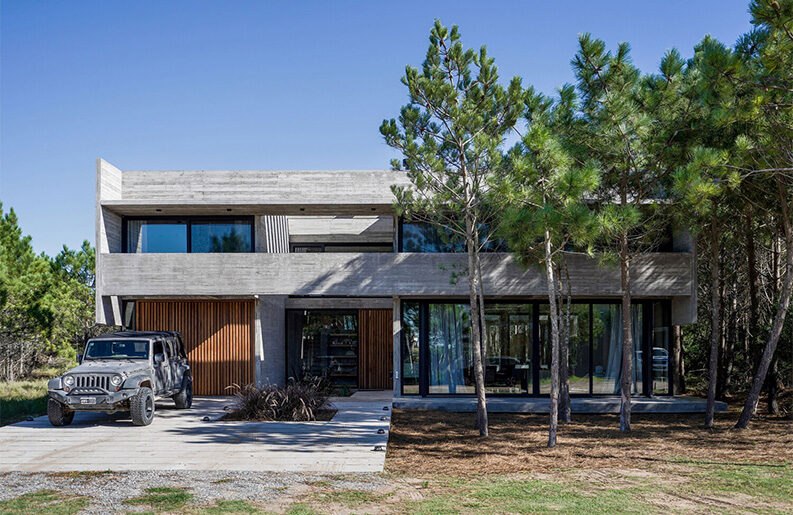 Casa 4H by Besonias Almeida Arquitectos