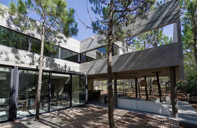 Casa 4H by Besonias Almeida Arquitectos