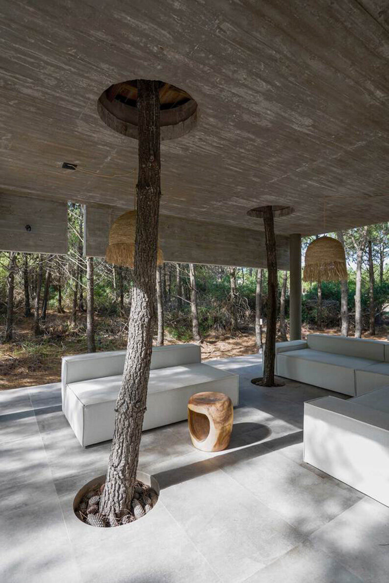 Casa 4H by Besonias Almeida Arquitectos