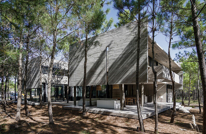 Casa 4H by Besonias Almeida Arquitectos