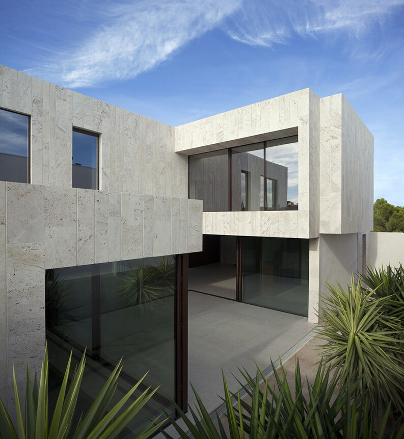 Casa Alquería by Antonio Altarriba Arquitectos