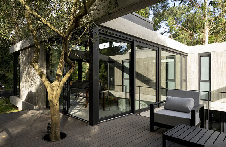 Casa Bosque by Carmona Pérez Marino