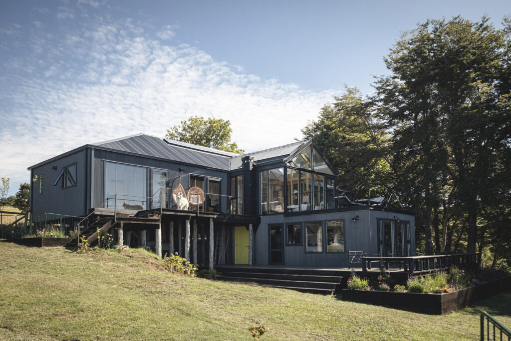 Casa Coihues. Una vivienda en diálogo con el bosque y la luz