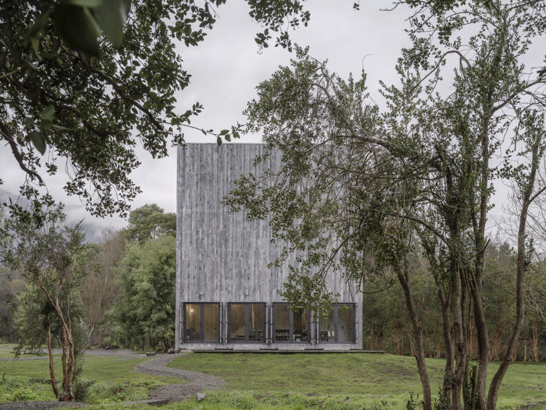 Casa Humo by Iván Bravo Arquitectos