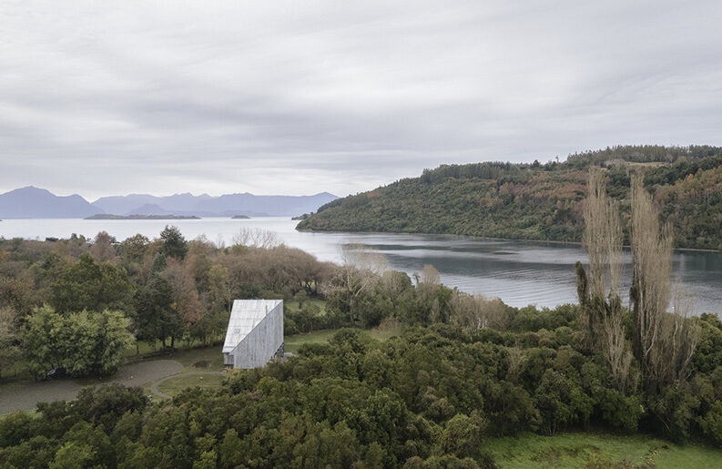 Casa Humo by Iván Bravo Arquitectos