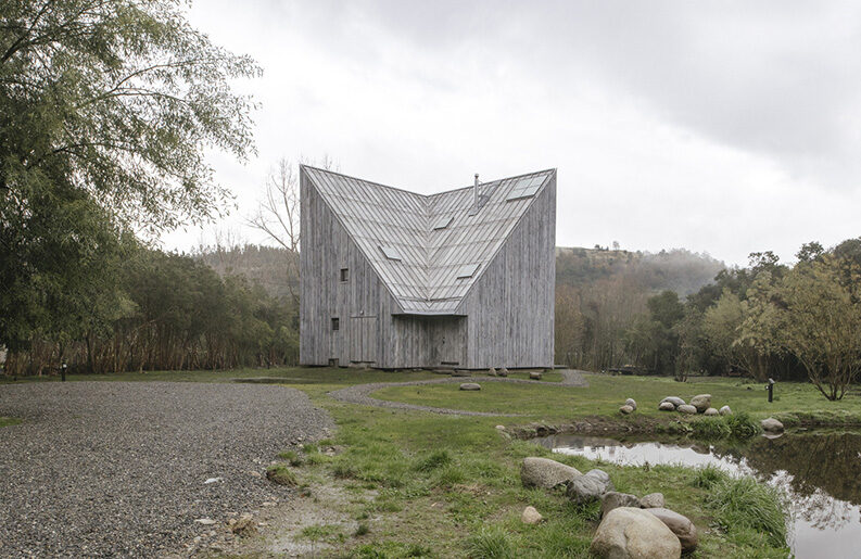 Casa Humo by Iván Bravo Arquitectos