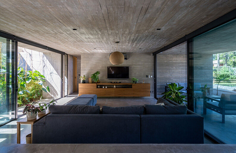 Casa Leloir by Besonias Almeida Arquitectos