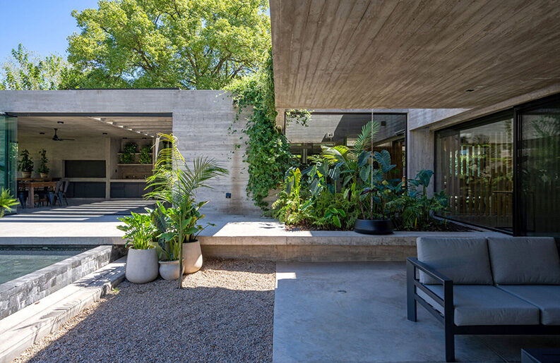 Casa Leloir by Besonias Almeida Arquitectos