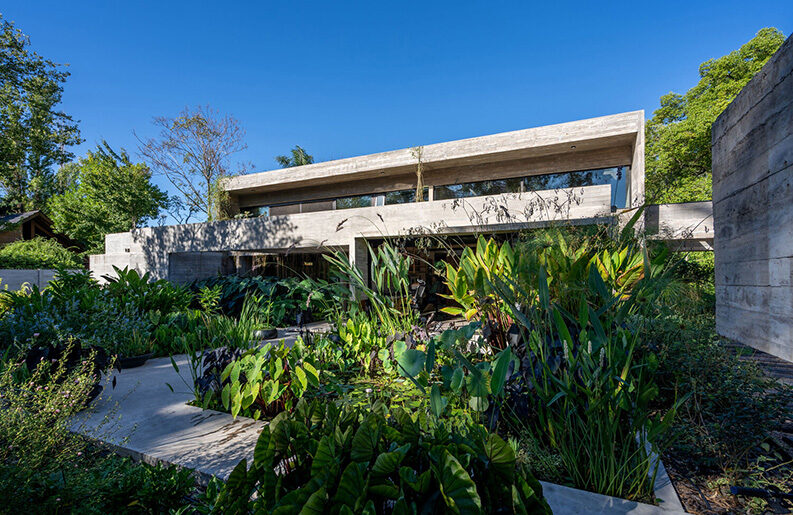 Casa Leloir by Besonias Almeida Arquitectos