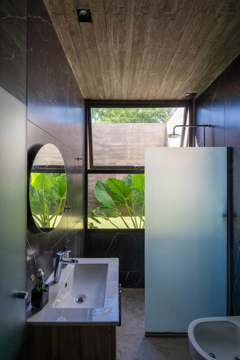 Casa Leloir by Besonias Almeida Arquitectos