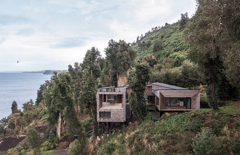 Casa MM. Una propiedad que está rodeada de árboles y un lago