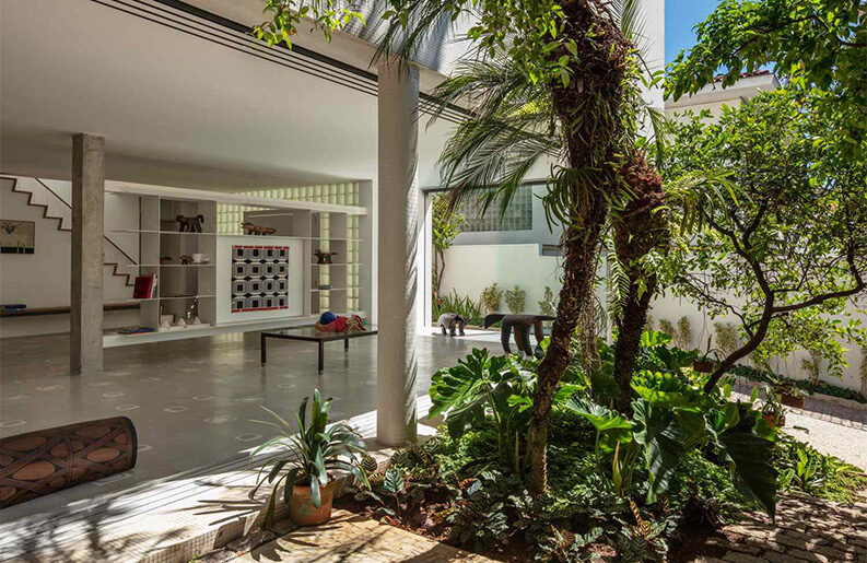 Casa Muxarabi by Ana Sawaia Arquitetura