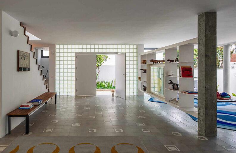 Casa Muxarabi by Ana Sawaia Arquitetura