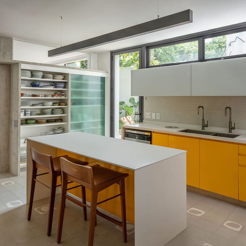 Casa Muxarabi by Ana Sawaia Arquitetura