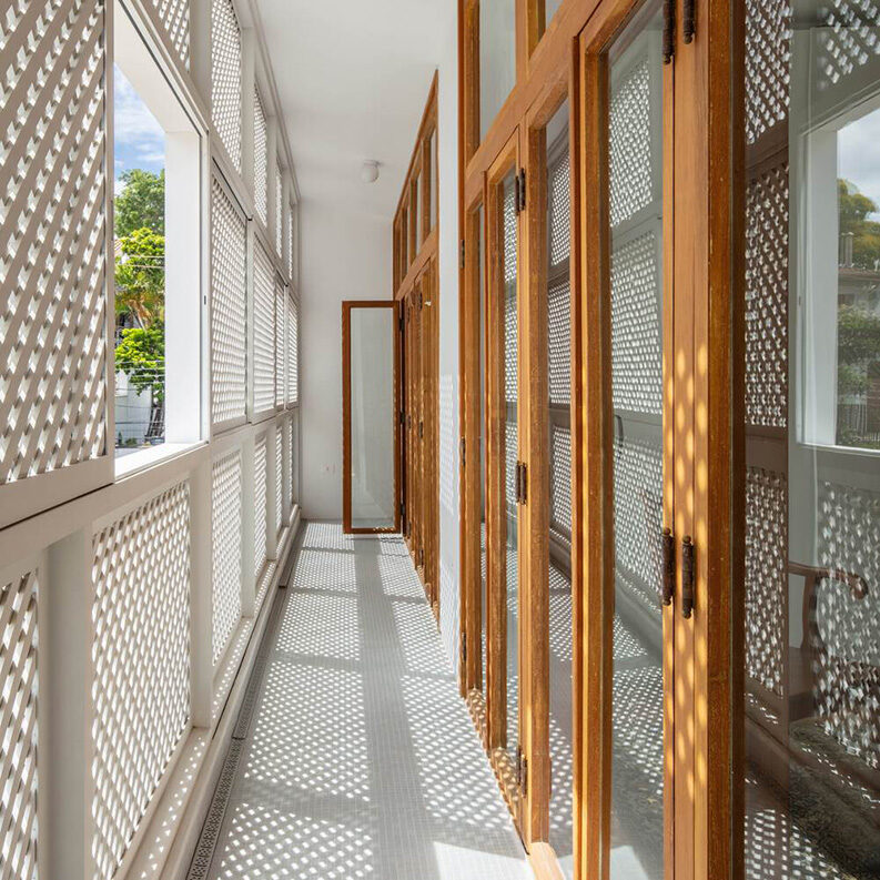 Casa Muxarabi by Ana Sawaia Arquitetura