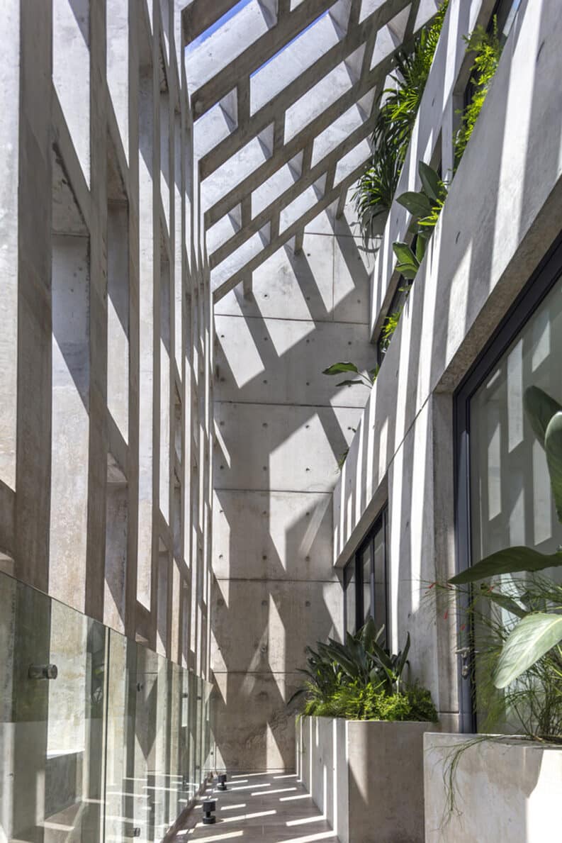 Casa Sombras by HYLA Architects