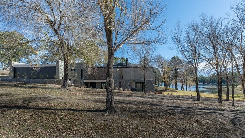 Casa Unpuente by Paolini Arquitectos