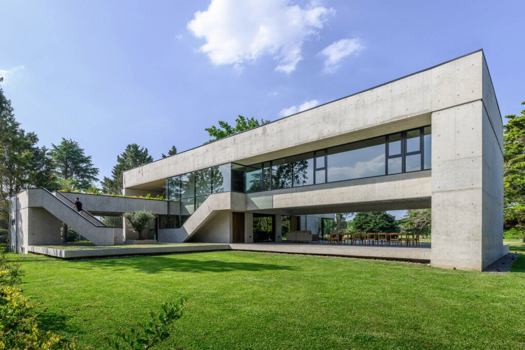 Casa VVS. Geometría precisa entre patios y naturaleza