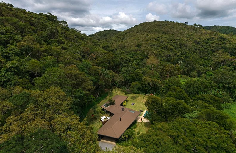 Casa Zigzag. Una vivienda simple que se nutre de su abundante jardín