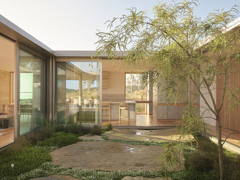 Casa con Dos Patios by Roberts Gray Architects