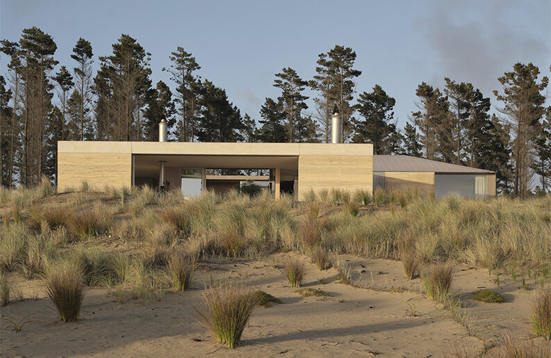 Casa con Dos Patios by Roberts Gray Architects