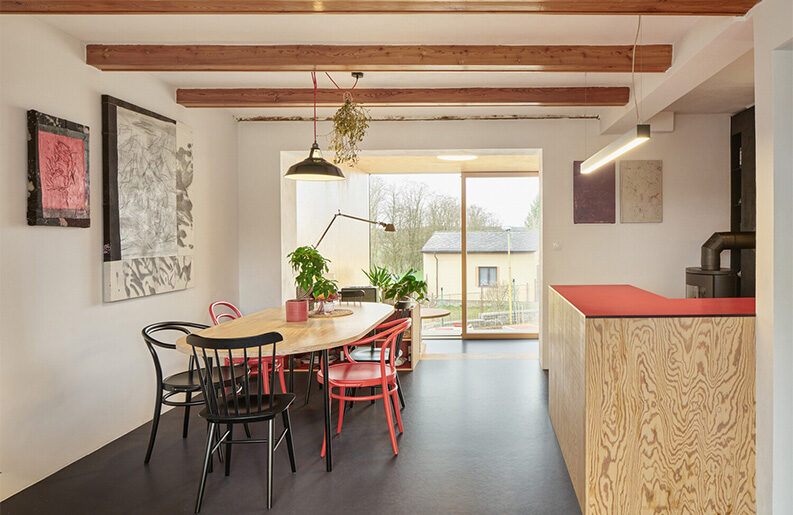 Casa con ampliación roja by Facha architekti