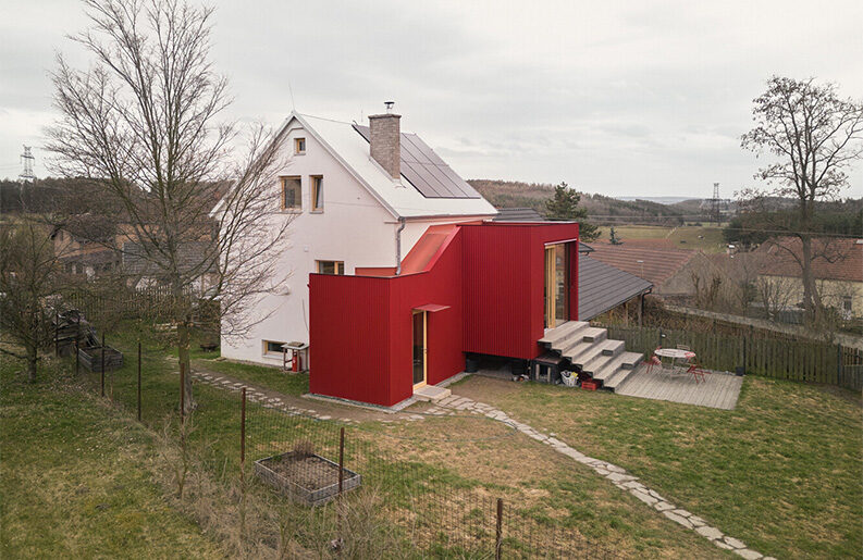 Casa con ampliación roja by Facha architekti