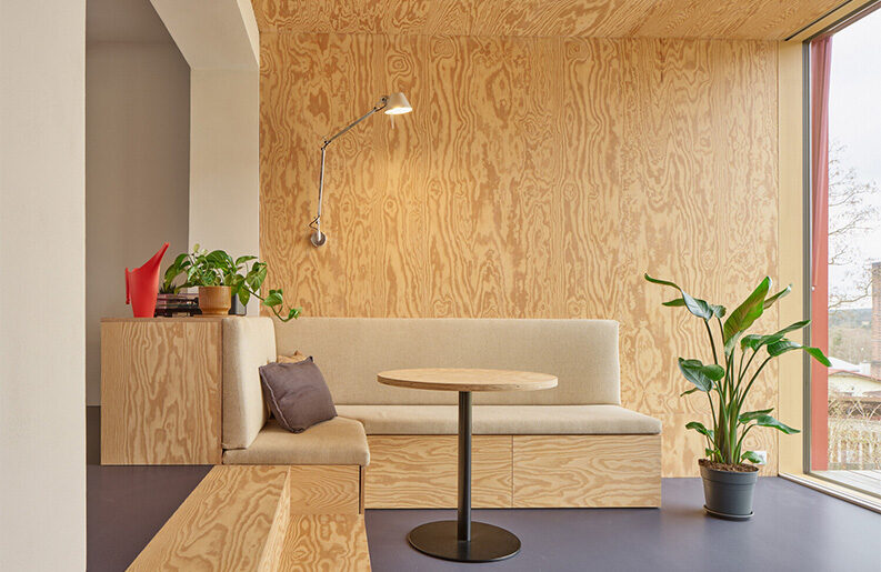 Casa con ampliación roja by Facha architekti
