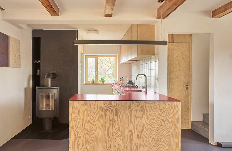 Casa con ampliación roja by Facha architekti