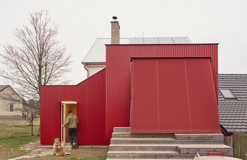 Casa con ampliación roja by Facha architekti