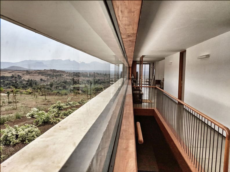 Casa con la Roca Elevada