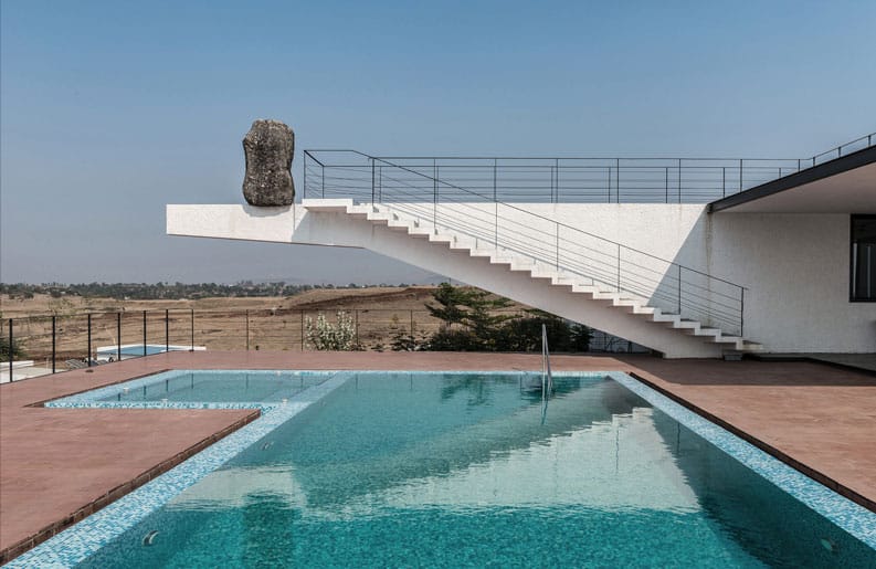 Casa con la Roca Elevada
