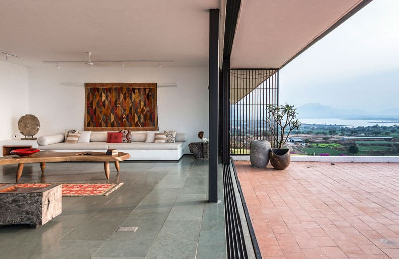 Casa con la Roca Elevada
