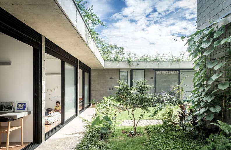 Casa con patio para dos niños, Shieh Arquitetos Associados, Leonardo Shieh 