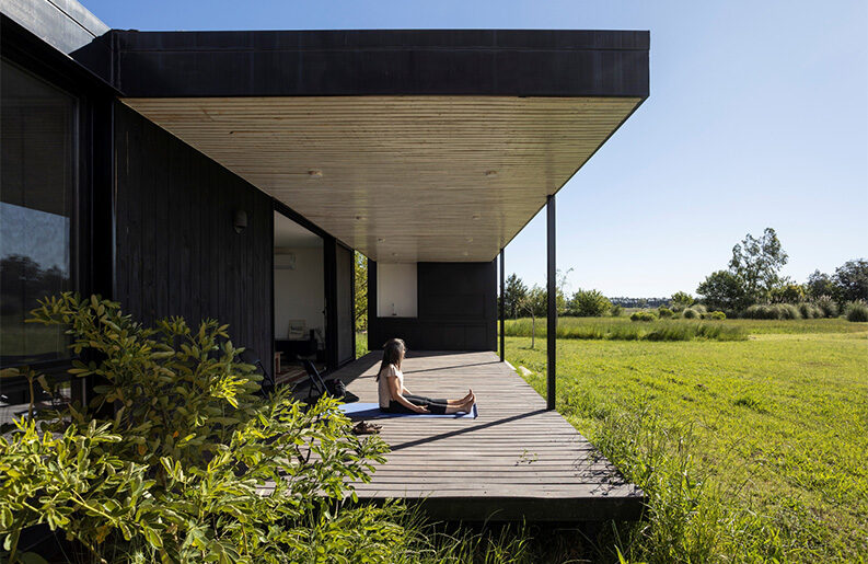 Casa de Ladrillo Inusual by PLUG arquitectura modular