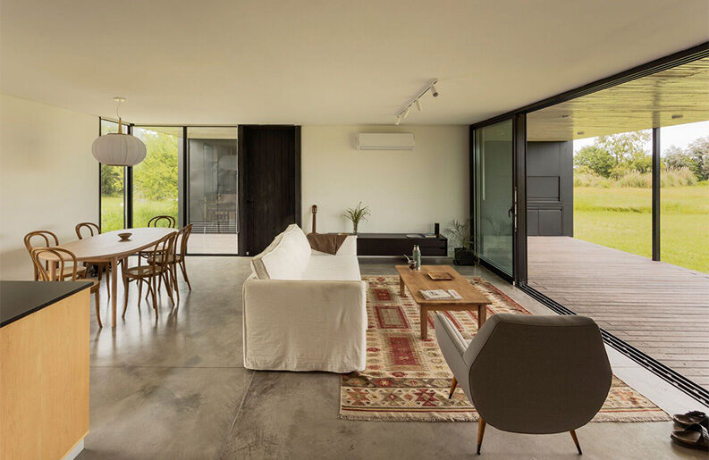 Casa de Ladrillo Inusual by PLUG arquitectura modular