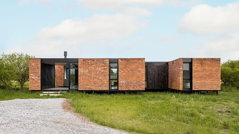 Casa de Ladrillo Inusual by PLUG arquitectura modular