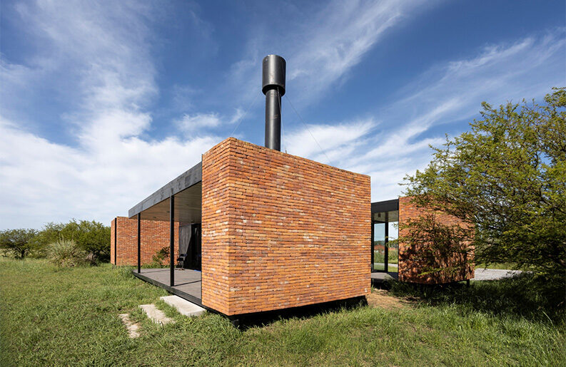 Casa de Ladrillo Inusual by PLUG arquitectura modular