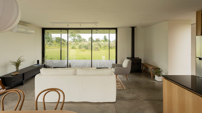 Casa de Ladrillo Inusual by PLUG arquitectura modular