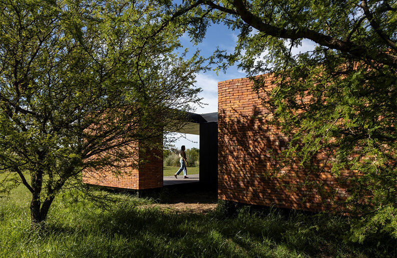 Casa de Ladrillo Inusual by PLUG arquitectura modular