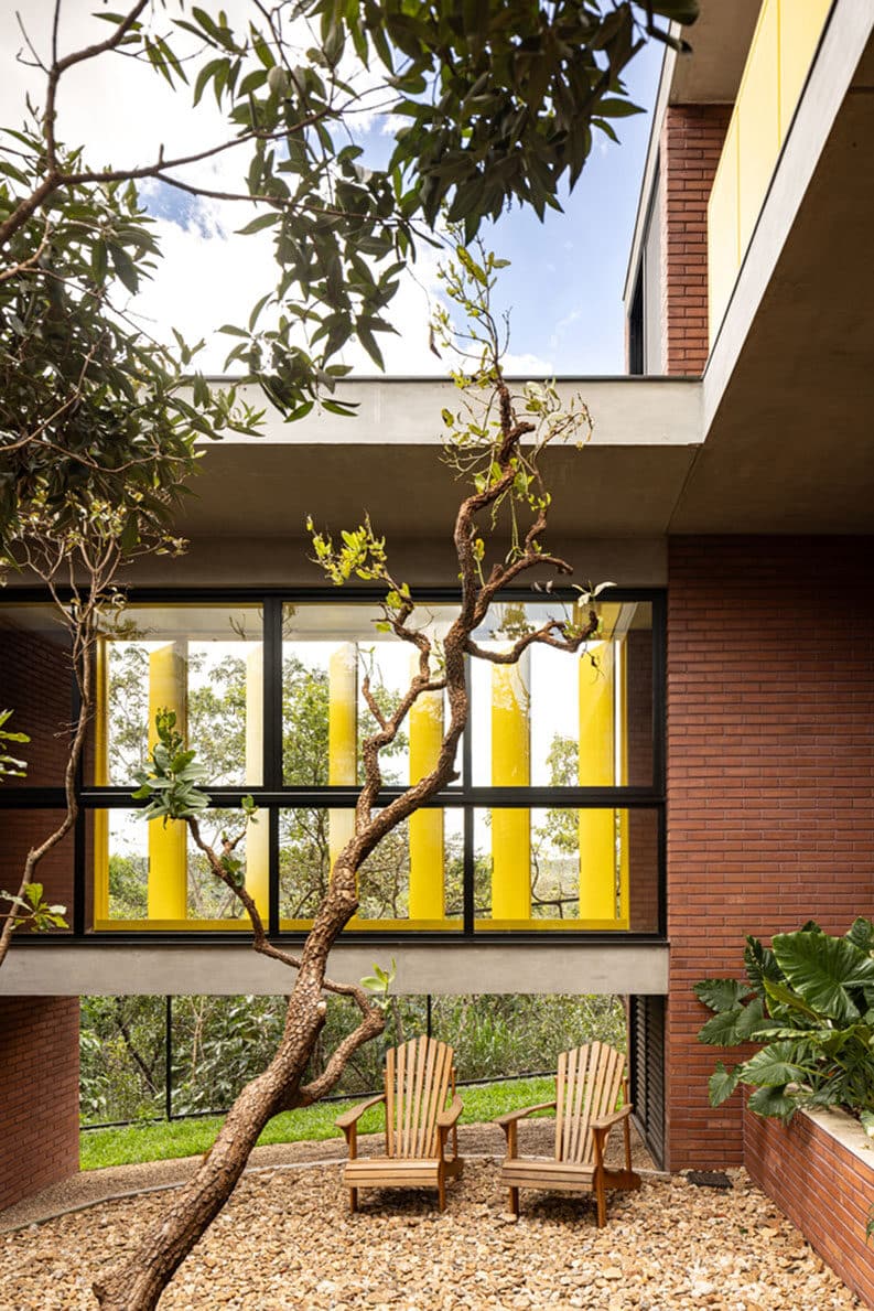 Casa de los 7 Árboles by Hersen Mendes Arquitetura