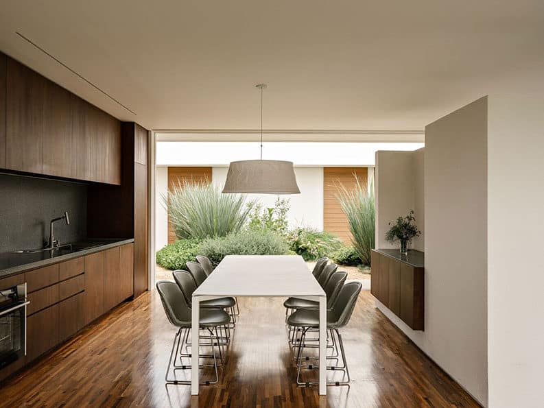 Casa de los dos patios by Felipe Hess Arquitetos