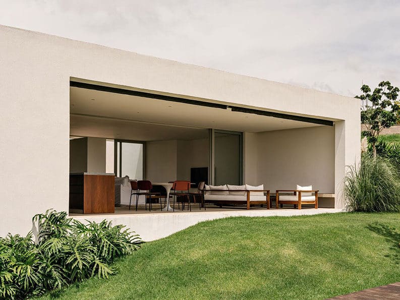 Casa de los dos patios by Felipe Hess Arquitetos