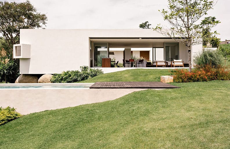 Casa de los dos patios by Felipe Hess Arquitetos