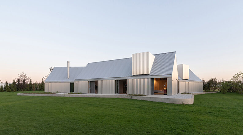 Casa del Lago by Ultra Architects