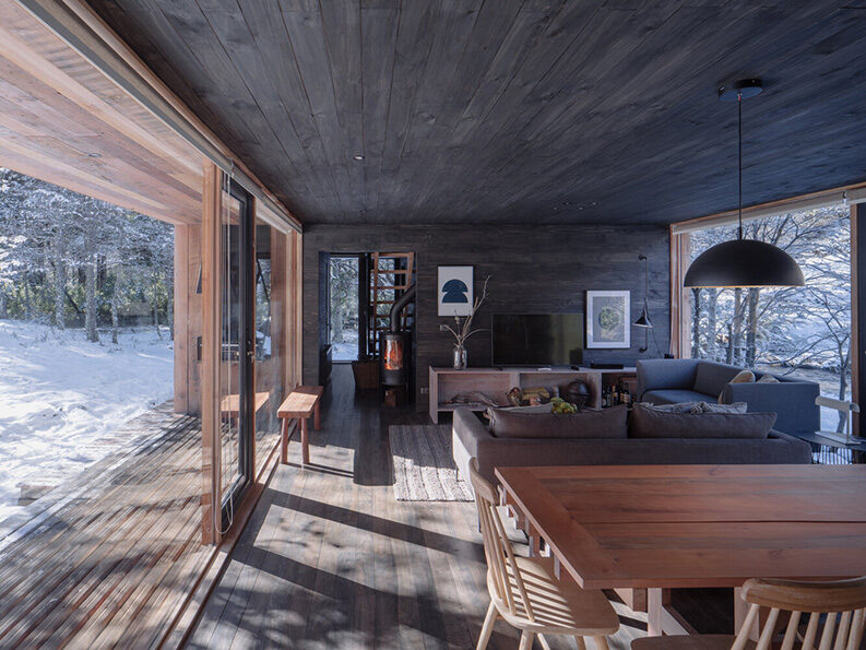 Casa en el río Fuy by Iragüen Viñuela Arquitectos