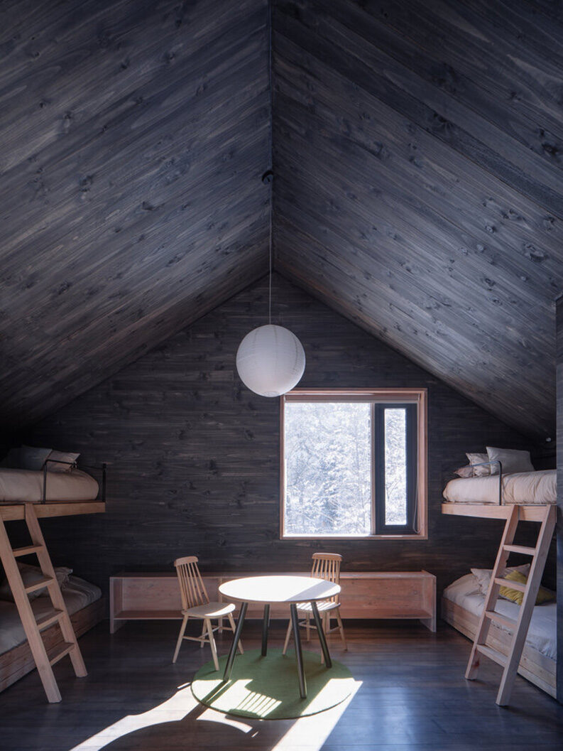 Casa en el río Fuy by Iragüen Viñuela Arquitectos