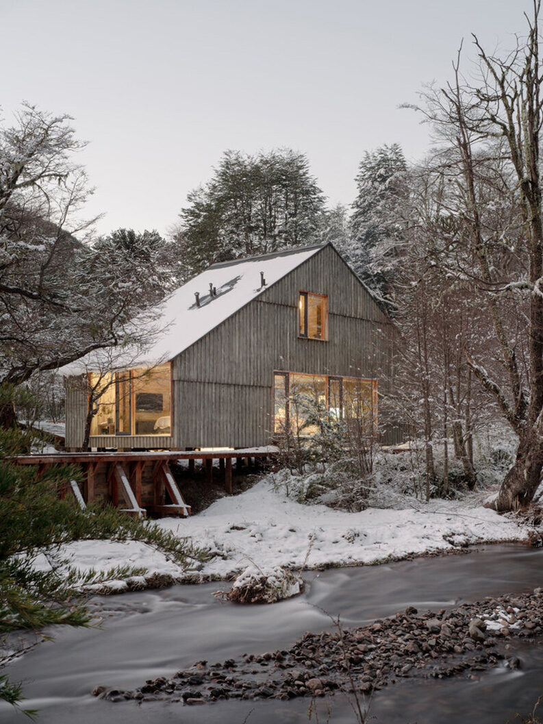 Casa en el río Fuy by Iragüen Viñuela Arquitectos