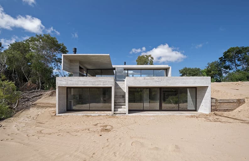 Casa en la Duna by Luciano Kruk